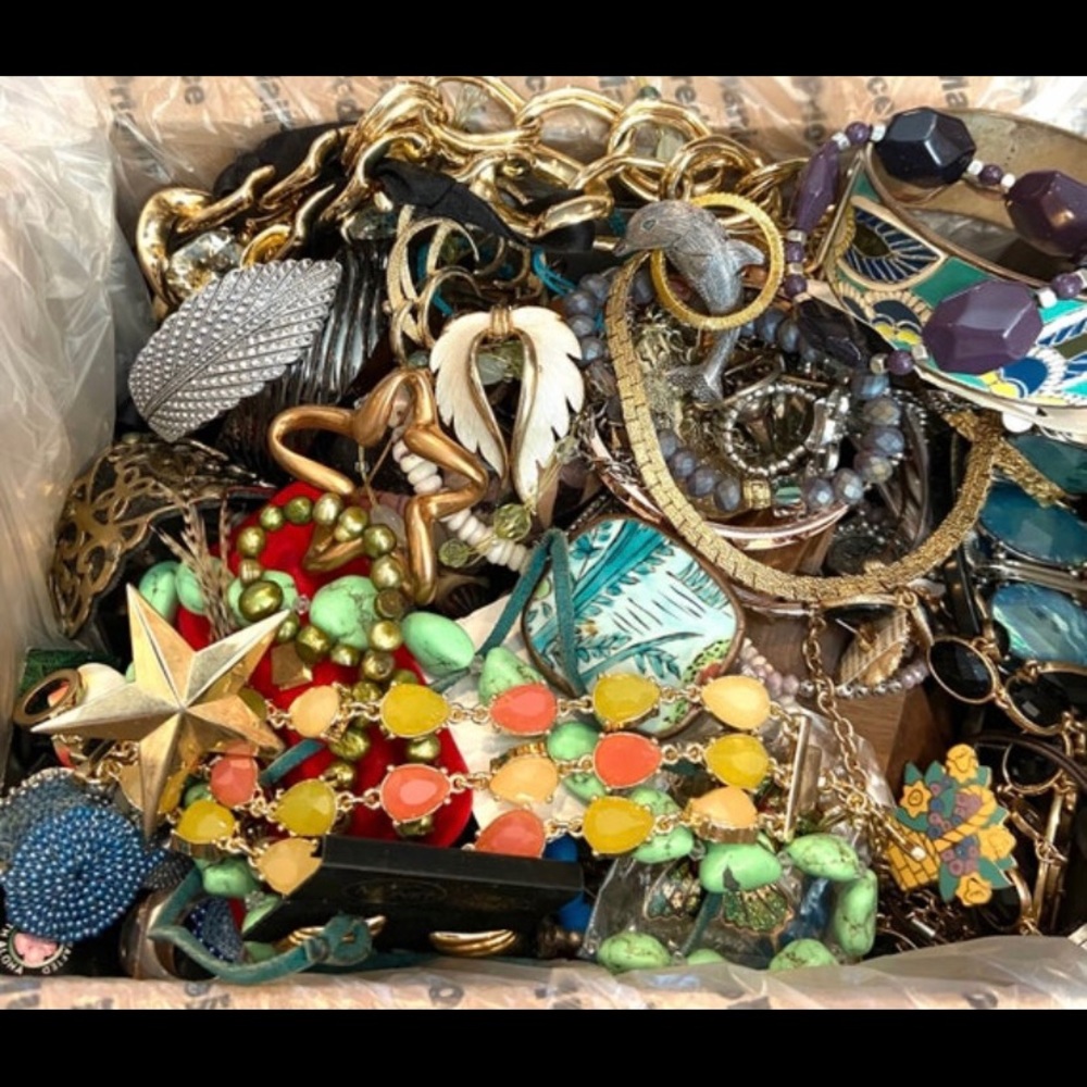2 LBS Wearable Jewelry Lot Mystery Grab Bag Costume Vintage - Mod Pounds Bulk - Picture 4 of 9